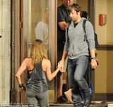 组图： 安妮斯顿女神LOOK再现 露内衣肩带性感