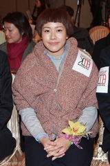 组图：林嘉欣亮相厚外套遮掩腹部否认再度怀孕