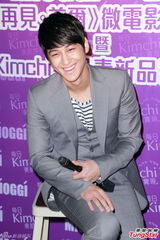 组图：韩星金汎(金范)帅气赴港做活动 兴奋看到大黄鸭