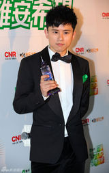 组图：TOP榜后台群星开心合照 奖杯似巨型针头