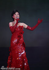 组图：宋祖英红裙典雅高贵 郭达献艺西安文艺晚会