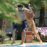 组图：真人秀女星路易莎携猛男戏水享快活