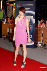 幻灯组图：蔡少芬张晋搭肩亮相 笑称天热先不造人