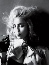 幻灯图：51岁麦当娜戴眼罩持十字架再现哥特式性感