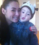 组图：张柏芝两子兄弟友爱 Qunitus陪Lucas打保龄球