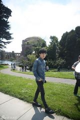 组图：薛之谦MV携手珍妮花赴旧金山 催泪来袭