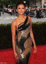 高清组图：妮娜-杜波夫性感露背鱼尾礼服亮相