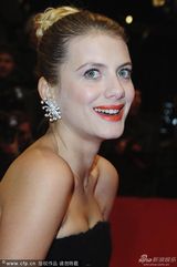 组图：《去往里斯本的夜车》首映 梅拉尼秀香肩