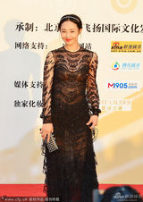 组图：白百何亮相红毯 镂空黑裙美艳