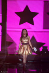 组图：杨钰莹黄金甲连衣裙主持 上围激增秀美腿