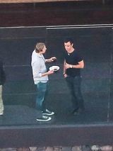 组图：安妮斯顿豪宅开派对 庆未婚夫42岁生日