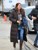 组图：《蜘蛛侠2》女主角谢琳纽约街头骑机车