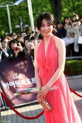 高清组图：众星亮相48届百想艺术大赏红地毯