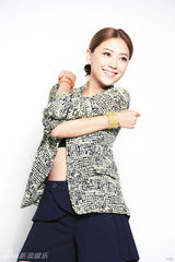 组图：应采儿登杂志拍摄闺蜜主题大片 开心小露性感