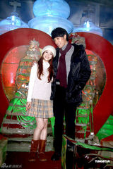 组图：蔡依林绯闻男友锦荣出席代言秀化身王子 