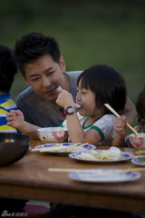 组图：《爸爸去哪儿》萌宝秀友谊 吃饭变小老虎