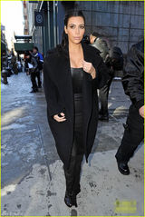 组图：卡戴珊穿低胸装逛街 姐妹将脏话喷上大衣