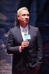 组图：《惊天危机》导演三毁白宫 秀水街买内衣