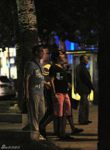 组图：佟丽娅陈思成约齐秦吃饭 疑邀唱新片歌