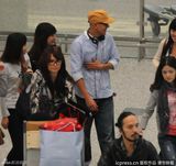 组图：彭于晏小黄帽现身机场 获女粉丝追捧害羞不已