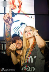 组图：艾薇儿莫斯科演出会歌迷 秀亲和力不设防