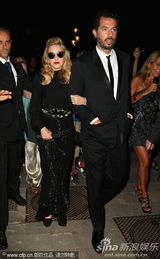 组图：麦当娜黑超黑裙尽展大姐大酷 助阵女性电影奖