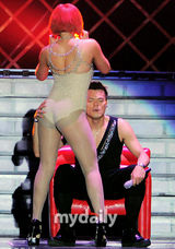 组图：韩星朴振英首尔火辣开唱 与女舞伴大胆表演