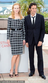 组图：妮可短裙现身新片记者会别样性感