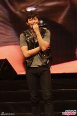 组图：韩星玄彬卖萌扮兔子 分享吻戏经验害羞