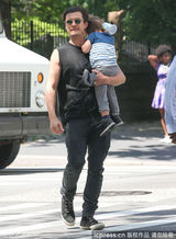 组图：奥兰多-布鲁姆带儿子公园荡秋千尽显父爱