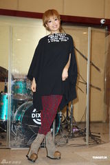 组图：容祖儿为个唱练团 青峰探班一脸睡意