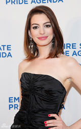 高清组图：安妮-海瑟薇黑色短裙显可爱