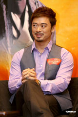 幻灯图：张静初深V裙展妩媚 黄晓明露无厘头坏笑 