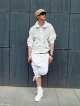 高清组图：何晟铭街拍LOOK 白色运动装束休闲范