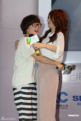 高清组图：田馥甄上海签售 和粉丝亲昵合影无架子