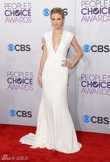 组图：斯威夫特白色长裙性感现身 心情貌似无碍