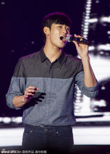 高清图：金秀贤上海萌翻粉丝 调皮索偶像签名