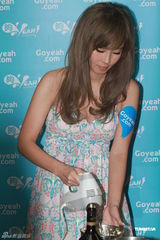 组图：傅颖低胸裙亮相 现场做蛋糕大秀事业线