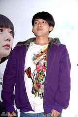 幻灯图：林宥嘉体验一日宅男 与可爱女仆同看电影