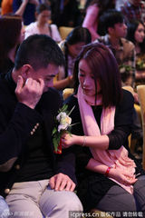 组图：秦海璐王新军合作新剧发布会秀甜蜜