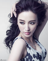 组图：张萌最新美妆大片 浪漫卷发优雅大气