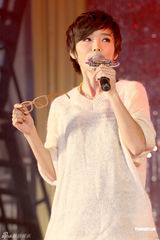 高清图：许飞为公益募捐眼镜框 呼吁为俞灏明祈福