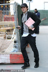 组图：奥兰多现身百老汇 恢复单身心情不错