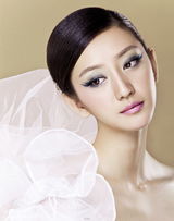 高清图：唐一菲写真披婚纱 秋日新娘释放性感魔力