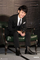 组图：妻夫木聪金马影展会影迷 现场大秀中文