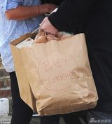 组图：西蒙带儿子坐私人飞机回家 行李堆积如山