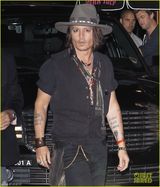 高清图：强尼-德普派对化身摇滚型男气场十足