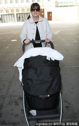 组图：莉莉艾伦携宝宝做客节目 墨镜遮面心情好