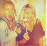 《绯闻》女星布莱克低胸装办蛋糕派对 笑容灿烂(图)