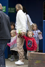 高清图：帅气老爸布拉德-皮特带孩子军团看电影